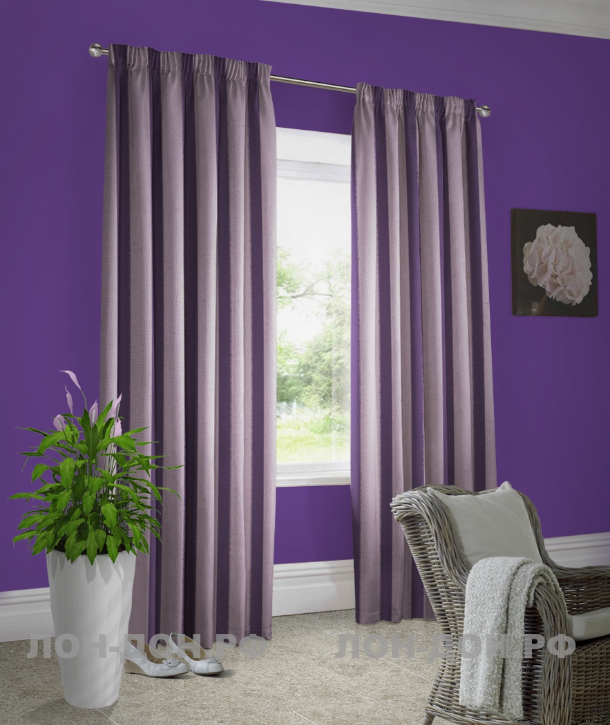 Фиолетовые стены — светло-серого цвета шторы с фиолетовым оттенком в темно-фиолетовую полоску